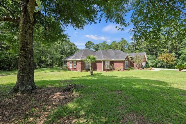 view of front facade with a front yard