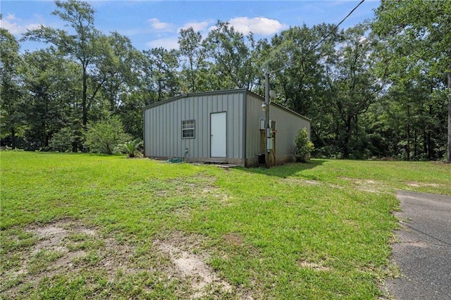 view of outdoor structure featuring a yard