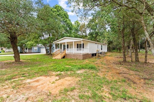 view of front facade featuring covered porch and a front lawn