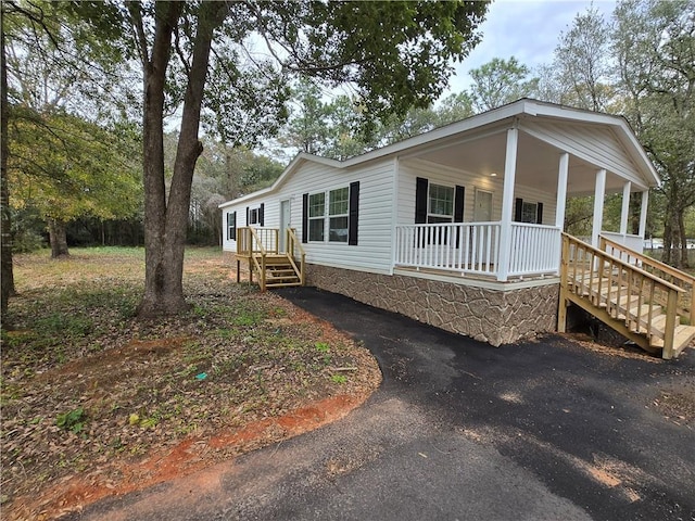 view of front facade with covered porch