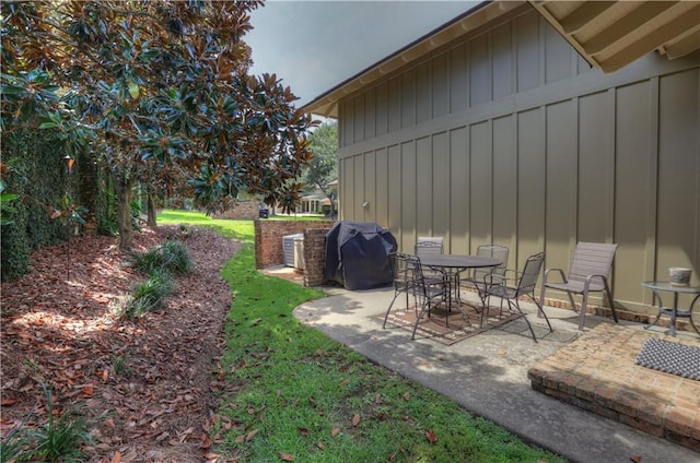 view of yard featuring a patio