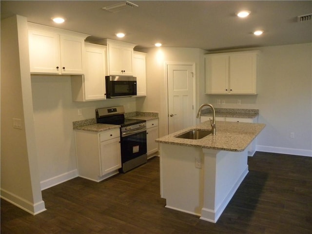 kitchen with a kitchen island with sink, dark wood-type flooring, sink, electric stove, and white cabinetry