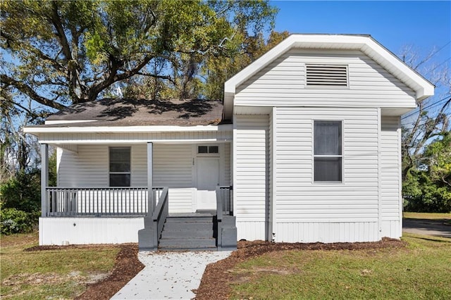 view of front of property featuring a porch and a front lawn