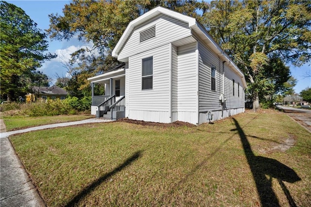 view of front of property featuring a front lawn