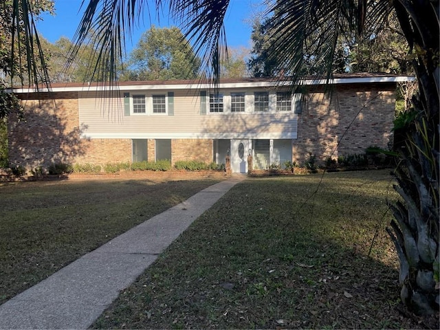 view of front of house featuring a front lawn