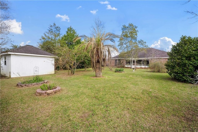 view of yard featuring an outdoor structure