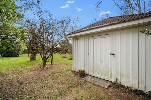 view of yard with an outbuilding and a storage unit