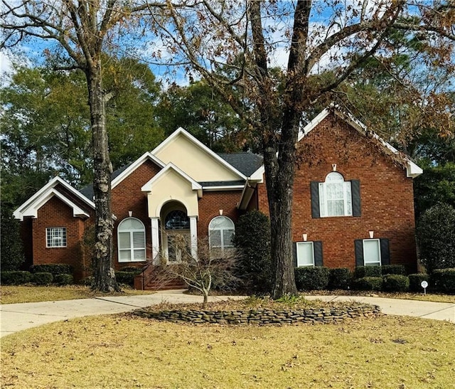 view of front facade featuring a front yard