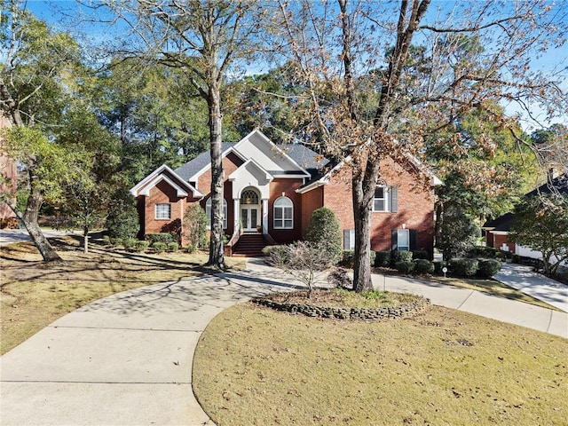 view of front property featuring a front lawn