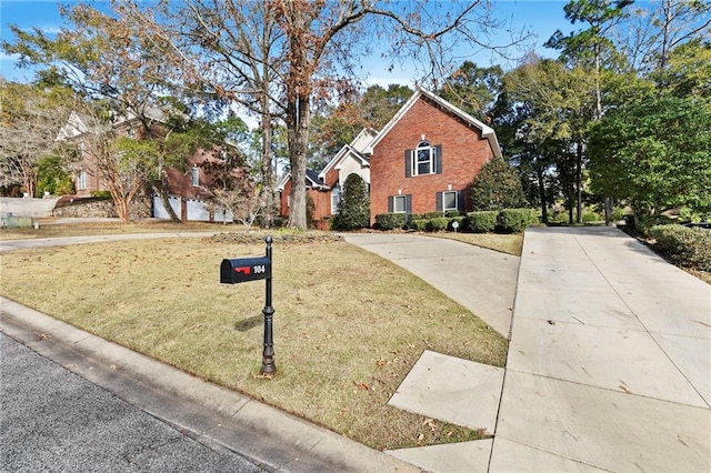 view of front of property featuring a front lawn