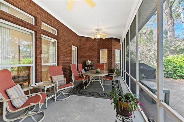 sunroom with ceiling fan