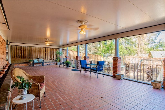 sunroom with ceiling fan