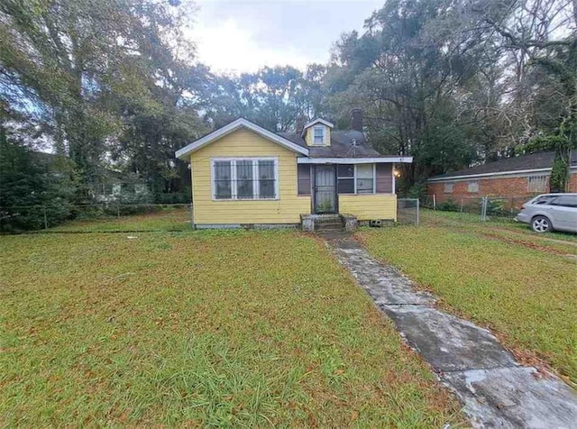 bungalow featuring a front lawn