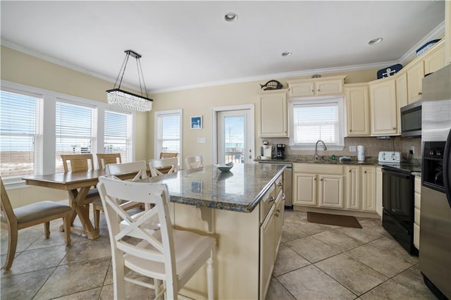 kitchen with crown molding, stainless steel appliances, backsplash, and a center island