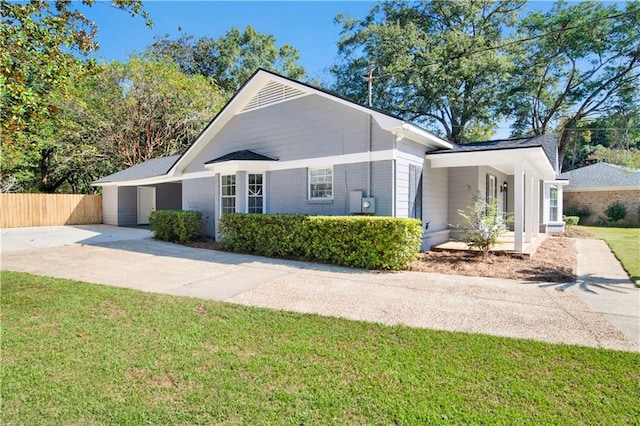 ranch-style house featuring a front yard