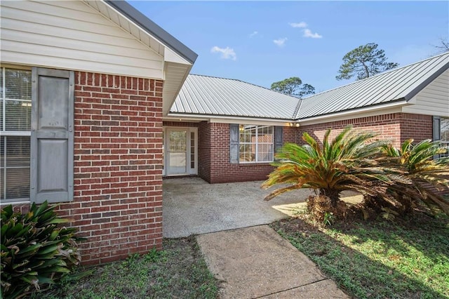 property entrance featuring a patio area