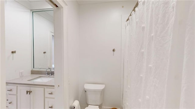 140E Mcgregor Ave S, Mobile, AL 36608 - full bath featuring toilet, vanity, and a shower with curtain