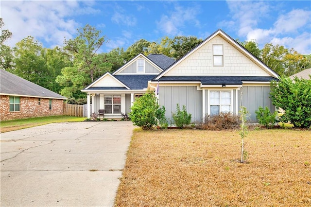 view of front of house featuring a front lawn