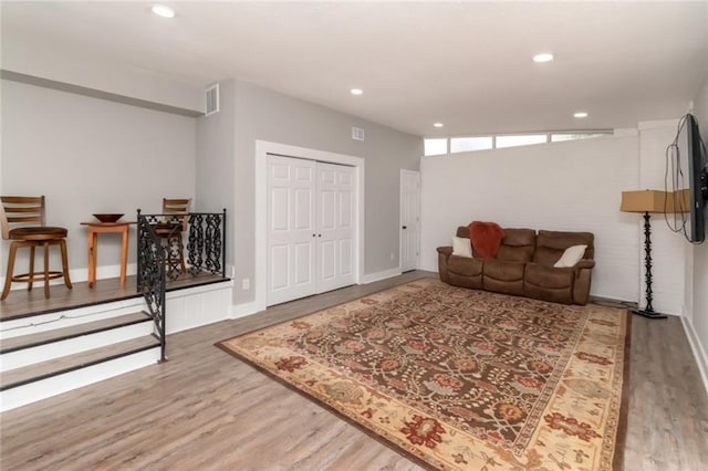 living room featuring recessed lighting, visible vents, baseboards, and wood finished floors