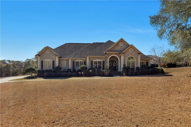 view of front of property featuring a front lawn