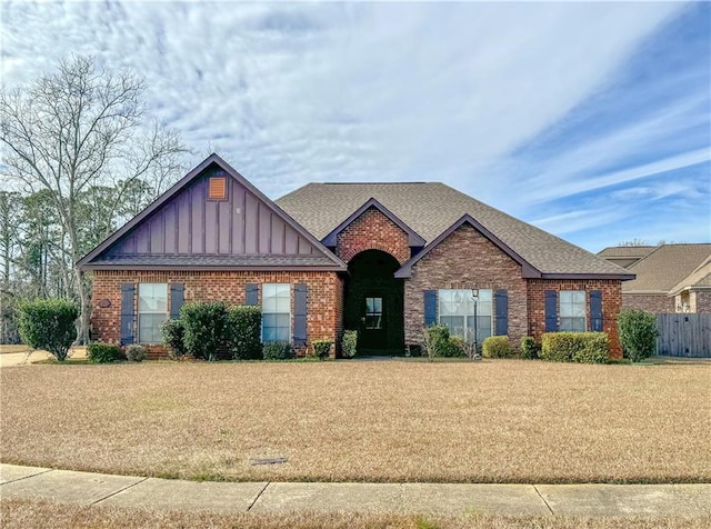 view of front facade featuring a front yard