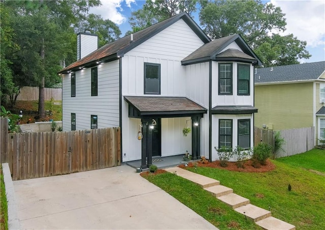 view of front facade featuring a front yard