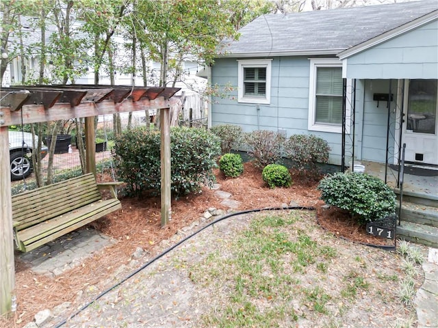 view of yard featuring a pergola