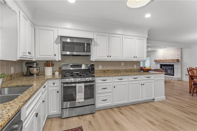 4689 Oak Ridge Rd, Mobile, AL 36609 - kitchen featuring stainless steel appliances, white cabinets, crown molding, recessed lighting, and light wood-style floors