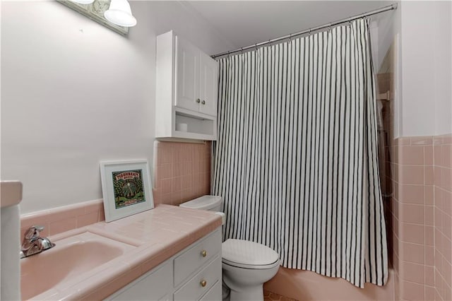 4689 Oak Ridge Rd, Mobile, AL 36609 - full bath with tile walls, toilet, vanity, and shower / bathtub combination with curtain