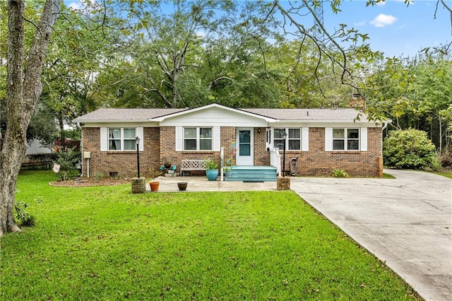 ranch-style home featuring a front lawn