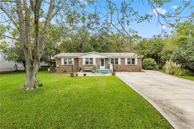 single story home featuring a front yard