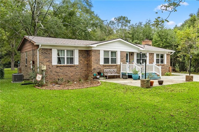 view of front of house featuring a front yard and a patio