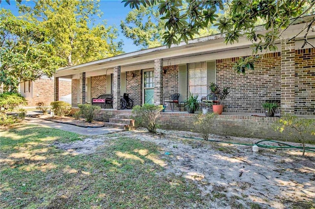 ranch-style house featuring covered porch