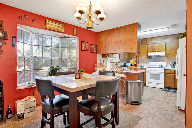 dining area with a notable chandelier