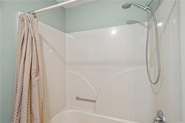 full bath with shower / tub combo