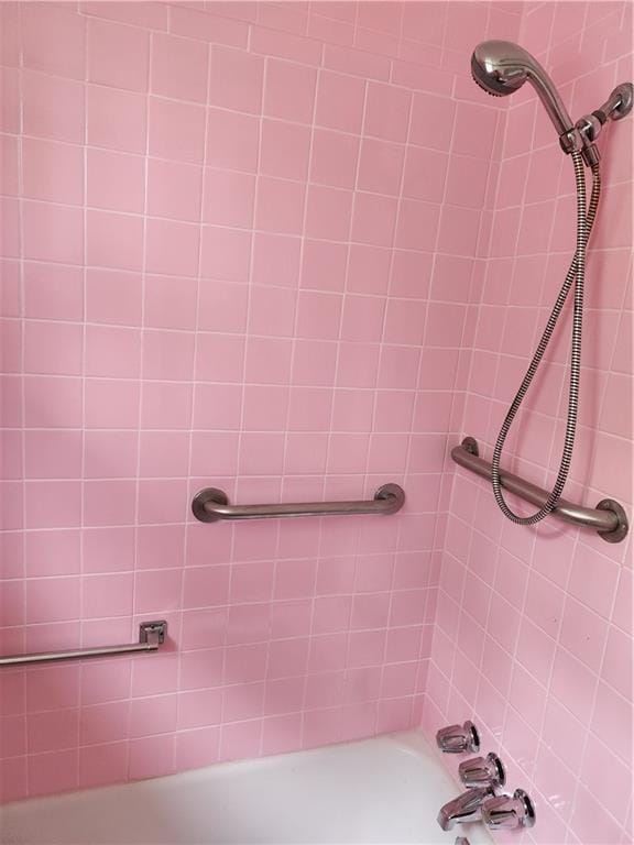 bathroom with tiled shower / bath combo