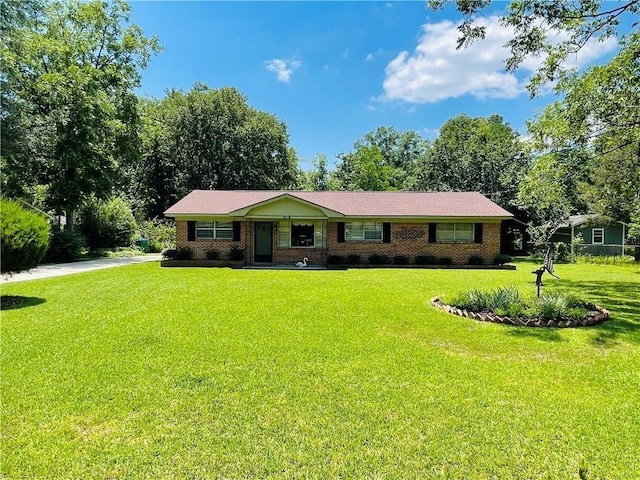 ranch-style home with a front yard