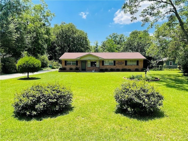 ranch-style house featuring a front yard