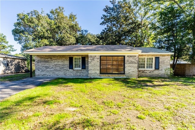 single story home featuring a front yard