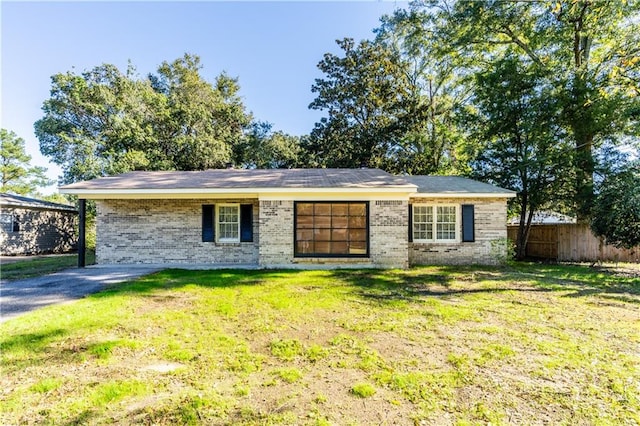 single story home with a front lawn