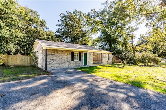 view of front of home featuring a front lawn