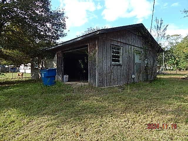 view of outdoor structure featuring a yard