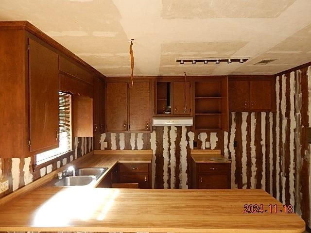 kitchen featuring sink