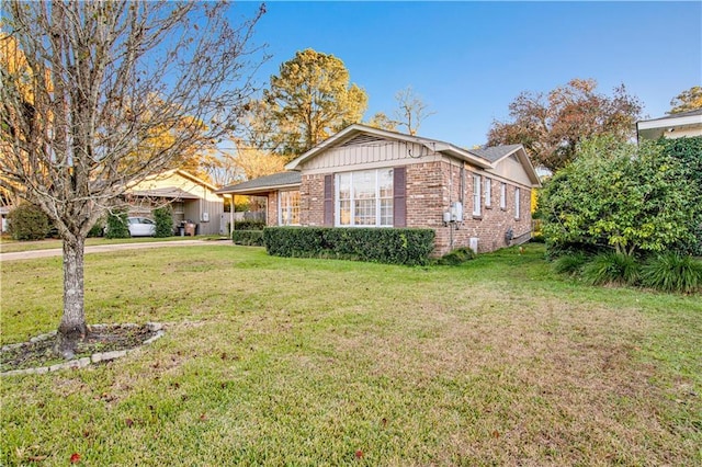 view of front facade with a front yard