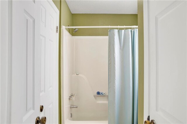 2805 Brookside Dr, Mobile, AL 36693 - bathroom featuring shower / tub combo