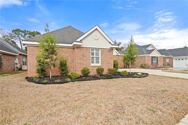 view of front facade with a front lawn