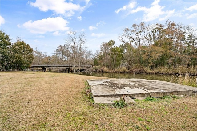 view of yard featuring a water view