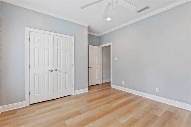 unfurnished bedroom featuring ornamental molding, a closet, light hardwood / wood-style floors, and ceiling fan