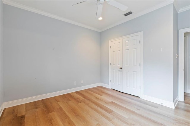 empty room featuring ornamental molding, light hardwood / wood-style floors, and ceiling fan