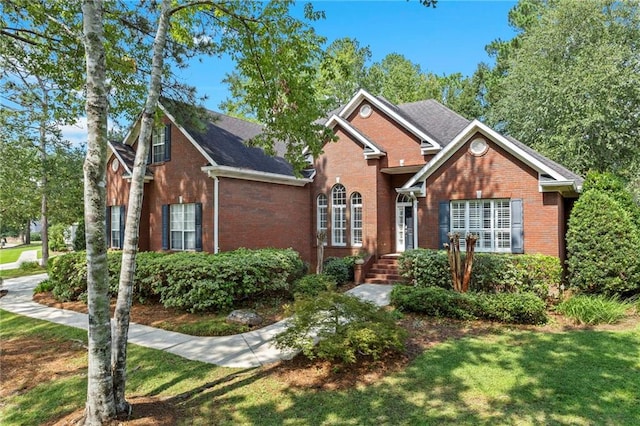 front facade featuring a front yard